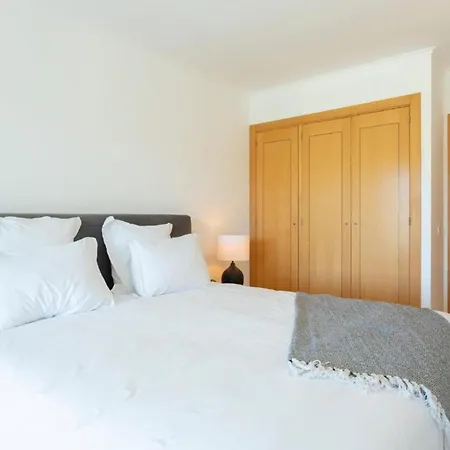 Snazzy Varandas Do Castelo One-bedroom Sleeps 2 Person Apartamento *