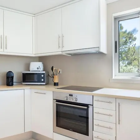 Snazzy Varandas Do Castelo One-bedroom Sleeps 2 Person شقة