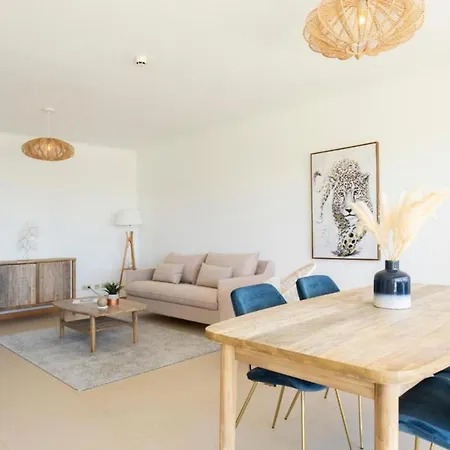 Snazzy Varandas Do Castelo One-bedroom Sleeps 2 Person アパート アルブフェイラ