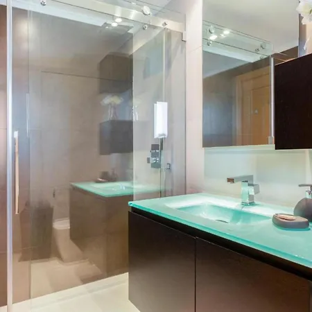 Snazzy Varandas Do Castelo One-bedroom Sleeps 2 Person *