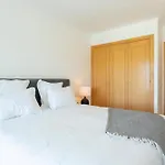 Snazzy Varandas Do Castelo One-bedroom Sleeps 2 Person Daire *